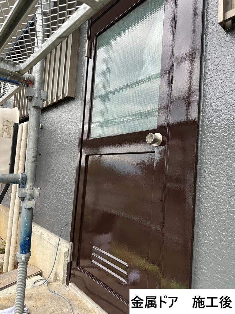 金属ドアの施工後です。色は指定できない事を条件に今回はサービスで塗らせていただきました。
